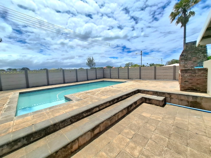 6 Bedroom Property for Sale in Gonubie Eastern Cape